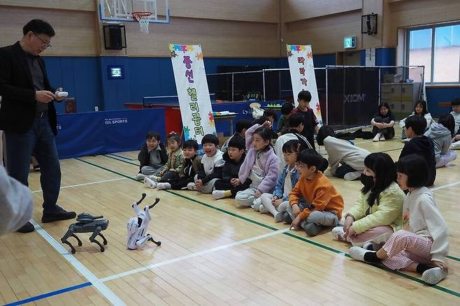 ▲ 명덕초등학교 'AI·창의 과학 체험 한마당'에서 학생들이 활동하고 있다. /사진제공=명덕초등학교