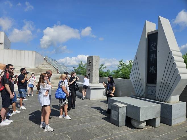 애기봉 평화생태공원을 찾은 외국인들이 해설사의 설명을 듣고 있다. 사진=김포시청