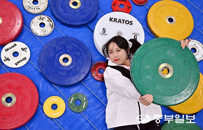 7일 평택 이충레포츠공원 역도훈련장서 평택시청 신재경이 중부일보와의 인터뷰 이후 기념사진을 찍고 있다. 김경민기자