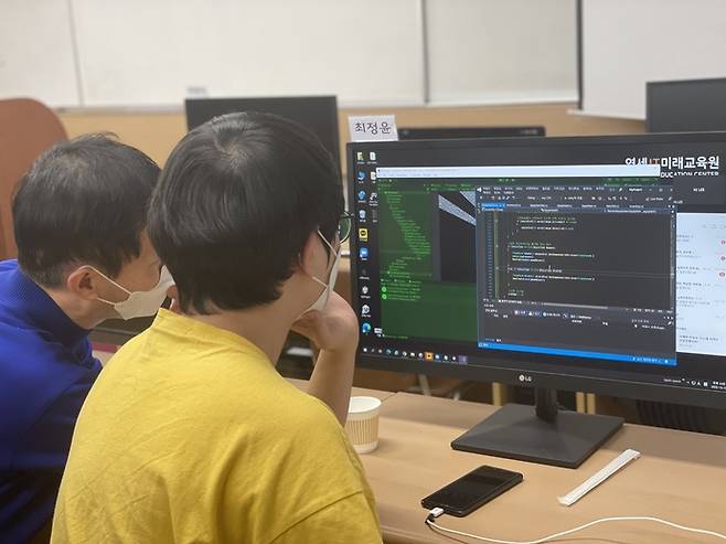 최근 인문계고 학생들이 졸업 직전 직업훈련을 선택하는 사례가 나타나고 있는 가운데 수원시 한 실용전문학교에서 학생들이 직업 훈련에 매진하고 있다. 사진=연세IT미래교육원.