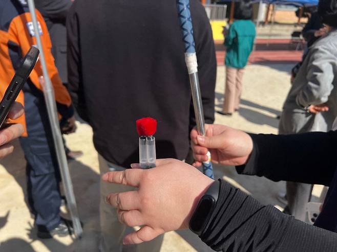 8일 야생동물구조관리센터가 늑대 포획을 위한 마취총을 준비하고 있다. (사진=이현제 기자)