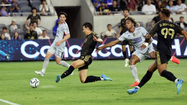 왼발 슈팅으로 득점을 터트리는 손흥민. 연합뉴스