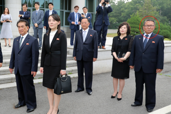 장금철 북한 외무성 제1부상 겸 10국 국장(붉은 원)이 노동당 통일전선부장이던 지난 2019년 6월 남북미 판문점 회동에 참석한 모습. 김여정 노동당 부장의 모습도 보인다. 연합뉴스
