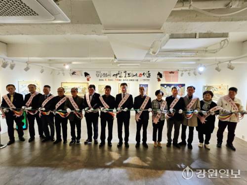 8일 서울 종로구 인사동 갤러리 라메르에서 열린 ‘제59회 단종문화제 영월홍보전 in 서울’ 행사에서 주요 내빈들이 테이프커팅을 하고 있다.