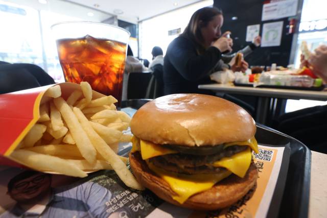 햄버거 프랜차이즈들이 제품 가격을 번번이 인상하면서 외식물가 상승을 부추긴다는 비판이 나온다. 통계청 국가통계포털 자료에 따르면 지난해 햄버거 소비자물가지수는 130.17로, 다른 외식 메뉴 물가 상승률을 웃돌았다. 사진은 13일 서울의 한 햄버거 프랜차이즈. 연합뉴스