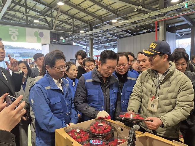 (왼쪽부터)더불어민주당 허소 대구시당 위원장과 정청래 대표, 김부겸 전 국무총리가 8일 대구 북구 대구농수산물도매시장에서 경매사에게 도매시장 유통 흐름과 경매 과정에 대해 설명을 듣고 있다.