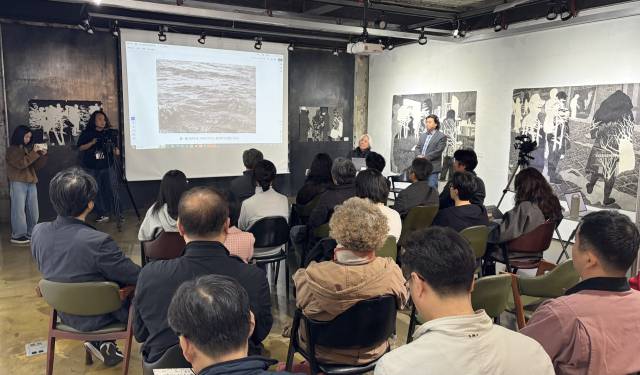 지난 5일 오후 부산 금정구 복합문화예술공간 MERGE?(머지)에서 개최한 이태호 초대 개인전 ‘결 또 다른 결’ 작가와의 대화 현장. 김은영 기자 key66@