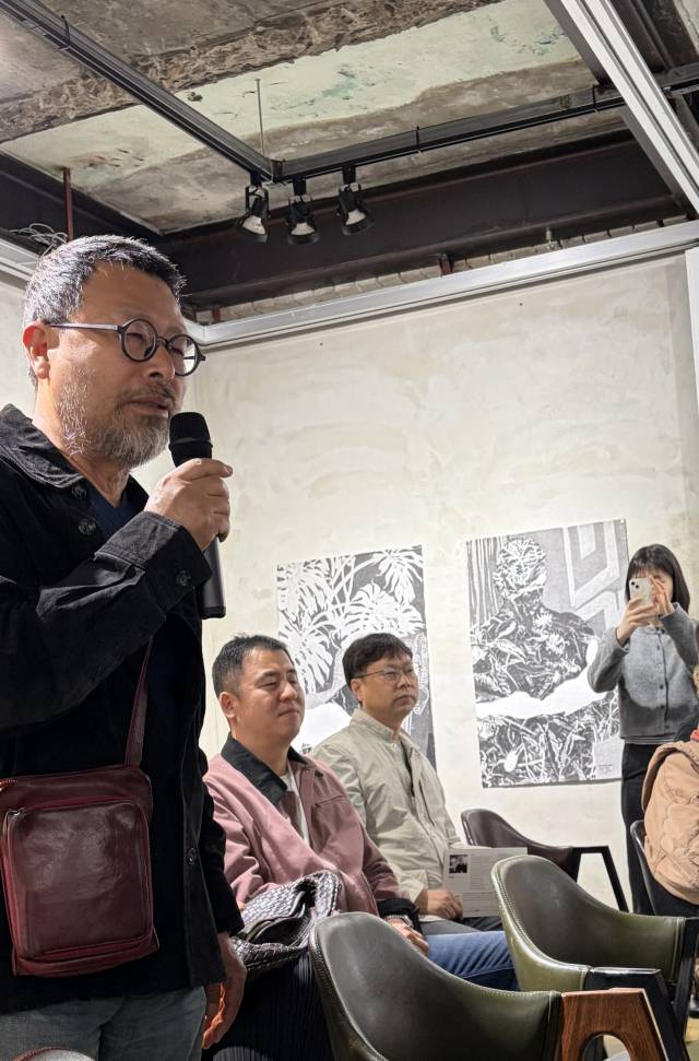 지난 5일 오후 부산 금정구 복합문화예술공간 MERGE?(머지)에서 개최한 이태호 초대 개인전 ‘결 또 다른 결’ 작가와의 대화 현장. 사진은 정철교 작가가 코멘트 하는 모습. 김은영 기자 key66@