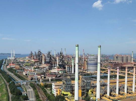 포스코가 조업지원 협력사 직원 7000여명을 직접 고용하기로 했다. 산업현장 원·하청 관계의 구조적 문제점을 해결하기 위한 조치로 풀이된다. 사진은 포항제철소 전경. /사진=포스코