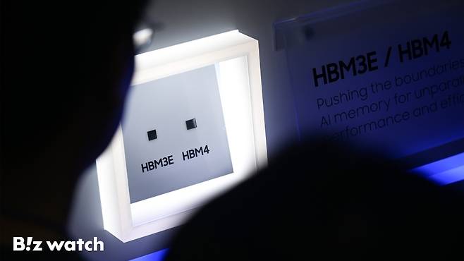 삼성전자가 지난 2025년 10월 23일 서울 강남구 코엑스에서 열린 제27회 반도체 대전(SEDEX 2025)에서 HBM4를 관람객에게 선보이고 있다./사진=이명근 기자 qwe123@