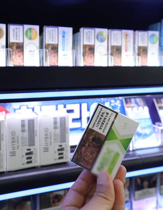 서울의 한 편의점에 진열된 궐련형 전자담배. 사진=뉴시스