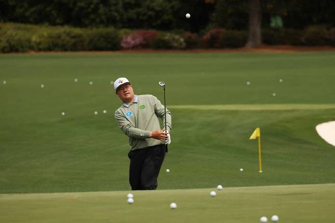 임성재가 연습그린에서 어프로치샷을 하고 있다. (사진=AFPBBNews)