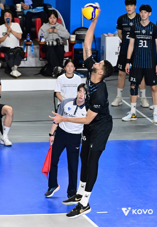 현대캐피탈 레오의 스파이크 서브. 사진=KOVO