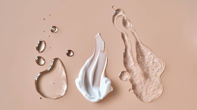 성공적인 스킨케어를 위해선 자신에게 적합한 성분이 들어간 제품을 선택하는 것이 중요하다 | 출처: 클립아트코리아