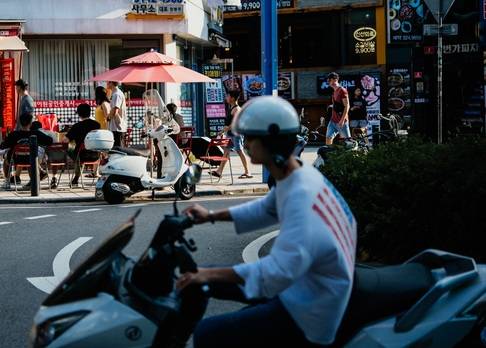최근 한국에서도 이륜자동차와 개인형이동장치(PM)의 이용자가 크게 늘고 있다. 오토바이를 타다 가슴에 가벼운 타박상을 입은 24세 카타르 남성이, 사고 직후 폐색전증으로 극심한 호흡곤란을 일으켜 위험에 빠진 사례가 보고돼 경종을 울리고 있다. 사진=게티이미지뱅크
