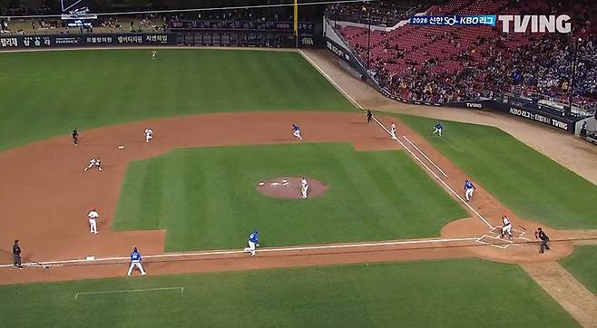 KIA 데일이 공을 잡은 시점 1루 주자 디아즈와 타자주자 구자욱의 위치. (티빙 중계 캡처)
