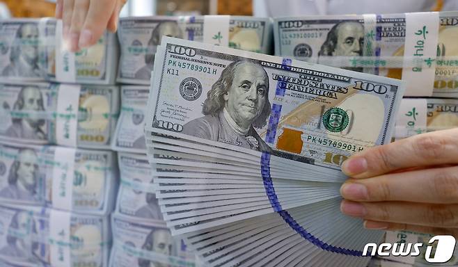 코로나19 일상 회복으로 환전 수요가 높아짐에 따라 지난해 위조지폐 발견량이 2배 이상 증가한 것으로 알려진 29일 서울 중구 하나은행 명동점 위변조대응센터에서 직원이 달러화를 정리하고 있다. 2024.1.29 ⓒ 뉴스1 안은나 기자