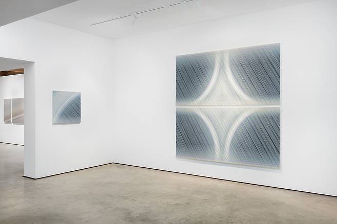 지근욱 개인전 '금속의 날개_Metallic Wings' 전시 전경 (학고재 제공)