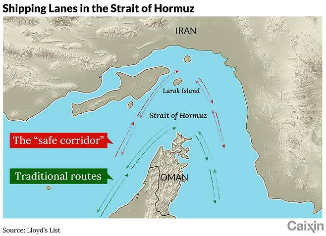 호르무즈 해협에서 선박들이 이용하는 기존 항로(초록색)와 이란 연안 라락섬 인근 우회 항로(빨간색)를 나타낸 지도./ 출처: 영국 해운물류 매체 로이즈 리스트, 중국 경제전문 매체 차이신