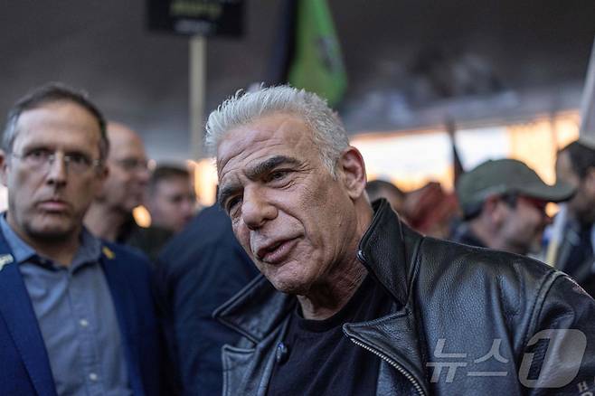 이스라엘 제1야당인 예시아티드의 야이르 라피드 대표가 1월 예루살렘에서 이스라엘군 징병을 지지하고 초정통파 유대인의 군 복무를 촉구하는 집회에 참여하고 있다. 2026.1.15 ⓒ AFP=뉴스1