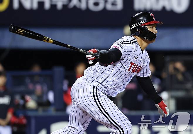 31일 서울 송파구 잠실야구장에서 열린 '2026 신한 SOL KBO리그' 열린 KIA 타이거즈와 LG트윈스의 경기, 7회말 LG 공격 1사 1,3루 상황에서 오지환 1타점 땅볼 타구를 때리고 있다. 2026.3.31 ⓒ 뉴스1 오대일 기자