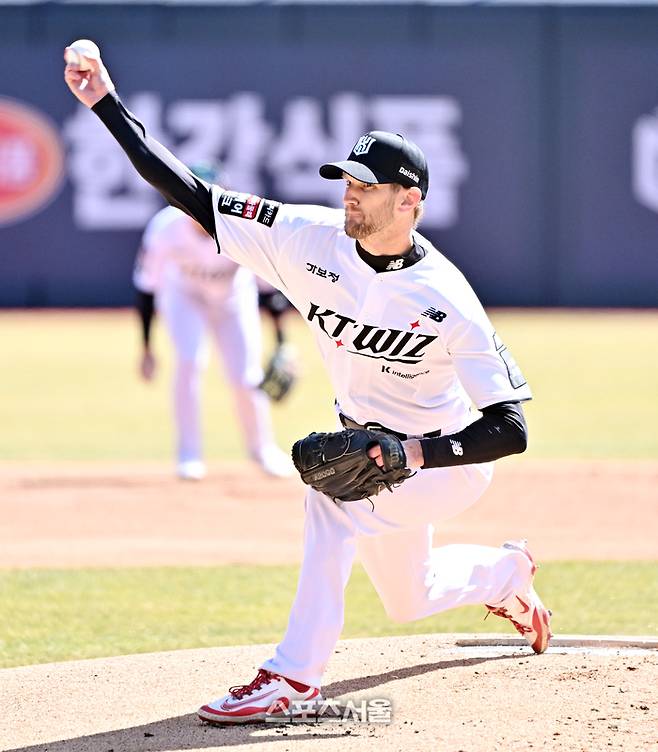KT 보쉴리가 19일 수원케이티위즈파크에서 열린 키움과 시범경기에 선발 등판해 힘차게 공을 던지고 있다. 수원 | 박진업 기자 upandup@sportsseoul.com