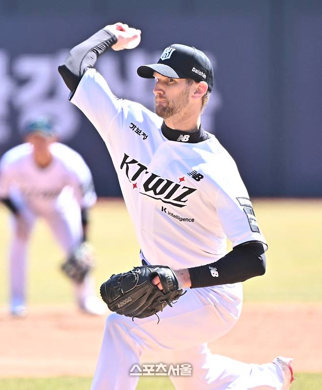 KT 보쉴리가 19일 수원케이티위즈파크에서 열린 키움과 시범경기에 선발 등판해 힘차게 공을 던지고 있다. 수원 | 박진업 기자 upandup@sportsseoul.com