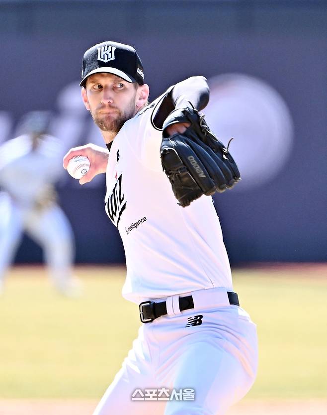 KT 보쉴리가 19일 수원케이티위즈파크에서 열린 키움과 시범경기에 선발 등판해 힘차게 공을 던지고 있다. 수원 | 박진업 기자 upandup@sportsseoul.com