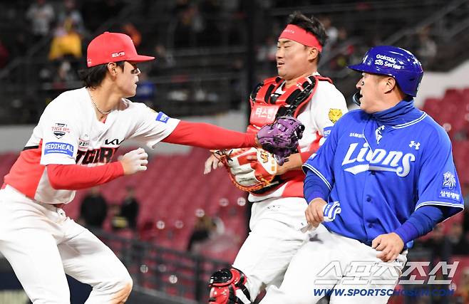 7일 광주 기아챔피언스필드에서 열린 KIA와 삼성의 경기. 8회초 1사 1,3루 삼성 구자욱 땅볼 때 KIA 3루수 김도영이 런다운에 걸린 최형우를 태그하고 있다. 광주=박재만 기자 pjm@sportschosun.com/2026.04.07/