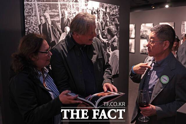 양종훈 상명대학교 디지털이미지학과 석좌교수가 6일(현지시간) 오스트리아 비엔나 툴립 아트 갤러리(Toolip Art Gallery)에서 프란치스코 교황의 선종 1주년을 기리는 헌정 전시 '교황님의 미소'를 개최했다. 사진은 사진전에서 관람객들과 대화를 나누는 양종훈 사진가. /상명대학교