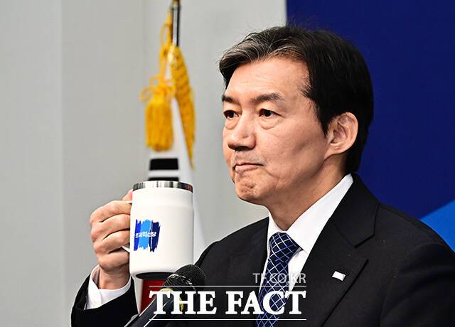 조국 조국혁신당 대표가 8일 더불어민주당 소속 김부겸 대구시장 후보와 통화하며 사실상 선거연대를 시사했다. /배정한 기자