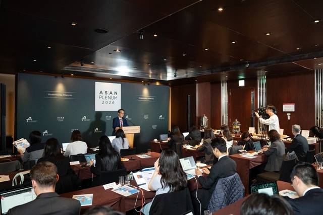 아산정책연구원이 8일 서울 용산구 그랜드하얏트에서 개최한 ‘2026 아산플래넘’ 현장에서는 전문가들의 기자회견이 잇따라 진행됐다. 사진은 빅터 차 미국 싱크탱크 전략국제문제연구소(CSIS) 한국 석좌가 기자회견 중인 모습. /아산정책연구원