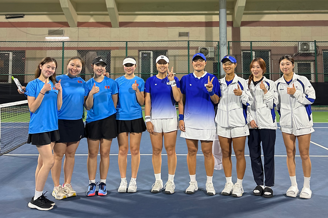몽골과의 1차전에서 완승을 거둔 한국, 왼쪽이 몽골 선수단, 오른쪽이 한국 선수단 / 대한테니스협회