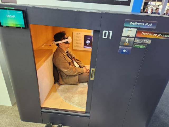 엔피가 MWC에서 시연한 무아홈을 체험하는 관람객