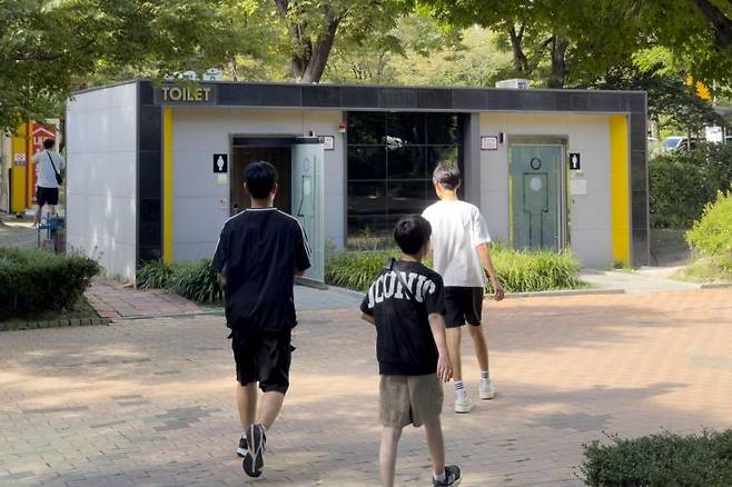 사실은 업장 측의 배려였지만 우리는 너무나 당연하게 받아들여 온 문화가 있다. 바로 영업장 내 화장실 사용이다. 유럽 등 해외에서는 화장실 이용이 유료인 경우가 많지만, 국내에서는 '무료'라는 인식이 오랫동안 자연스럽게 자리 잡아 왔다. 허영한 기자