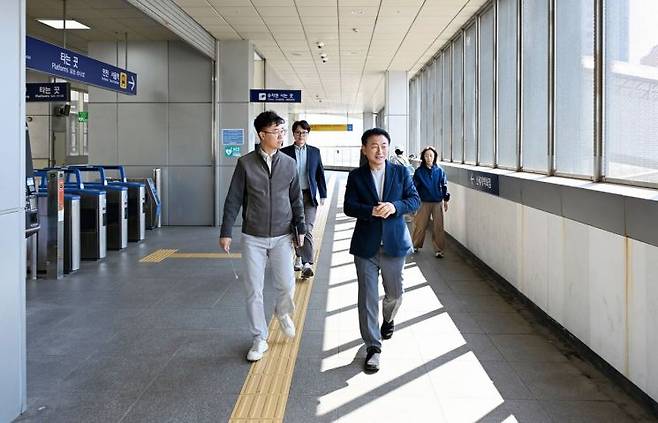 김동근 의정부시장이 8일 의정부역 일대에서 수도권광역급행철도(GTX)-C 의정부역 사업 예정지에 대한 현장 점검을 실시하고 있다. 의정부시 제공