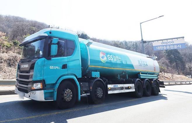 석유 최고가격제 시행 첫날인 3월 13일 경기도 성남시 대한송유관공사 서울지사 앞에서 유조차가 분주하게 오가고 있다. 2026.3.13 연합뉴스