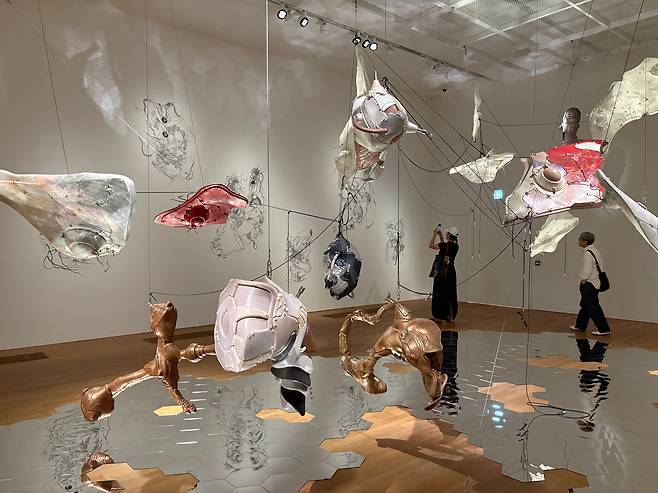 홍콩 M+에서 8월 9일까지 열리는 이불 작가 개인전에 전시된 ‘애너그램(Anagram)’(2003~2018) 시리즈 조각들. 철자 순서를 바꿔 의미가 다른 단어나 문장을 만드는 애너그램처럼, 인체 요소와 인공적인 요소를 뒤섞고 결합하는 상상을 펼친다. 이를 통해 인간 몸의 미래를 탐구했다./김민정 기자