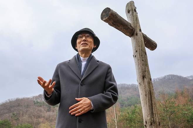 1일 오후 강원 평창군 산마루예수공동체에서 이주연 목사가 대형 십자가 앞에서 공동체에 대해 말하고 있다. 2026.4.1 /박성원 기자