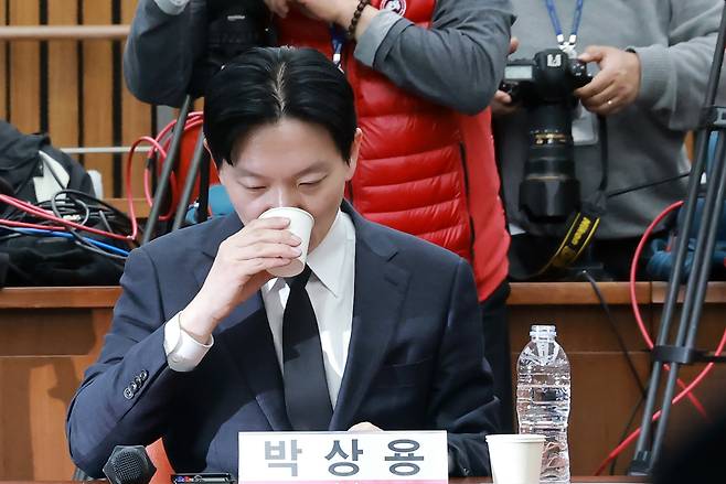 쌍방울 대북송금 사건을 수사했던 박상용 검사가 지난 7일 국회에서 윤석열 정권 정치검찰 조작기소 의혹 사건 진상규명 국정조사특별위원회 국민의힘 위원들이 연 '민주당의 공소취소·재판조작 진상규명 청문회'에 참석해 목을 축이고 있다. /연합뉴스