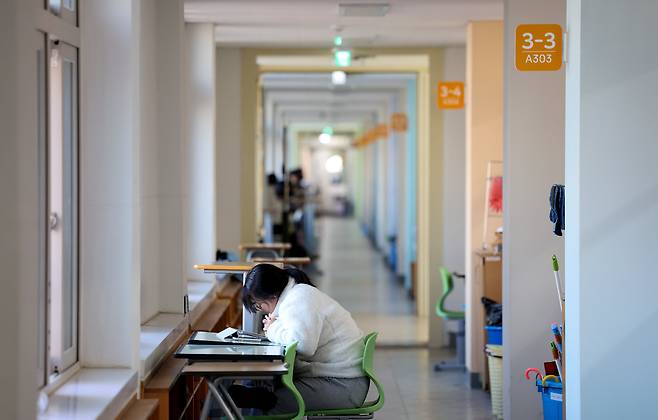 대구 중구 경북여자고등학교 복도에서 학생들이 자습을 하고 있는 모습. /뉴시스