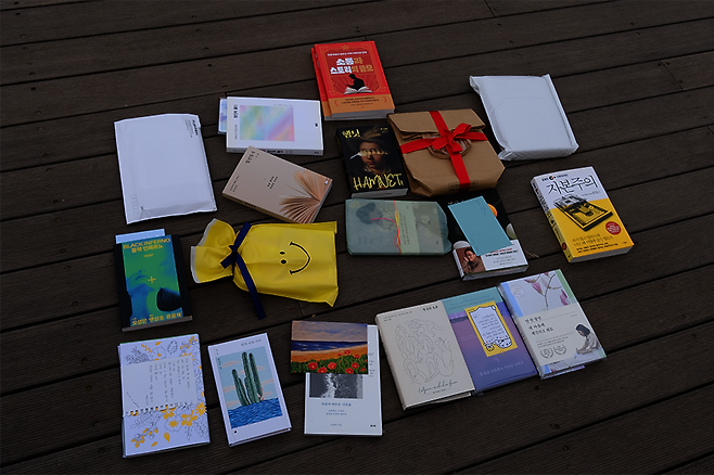 등산화를 신고, 한 손에는 책을 들고 산을 올랐다. 이날 주고 받은 책을 한 데 모아놓은 모습. /오성은 소설가·세명대 교수