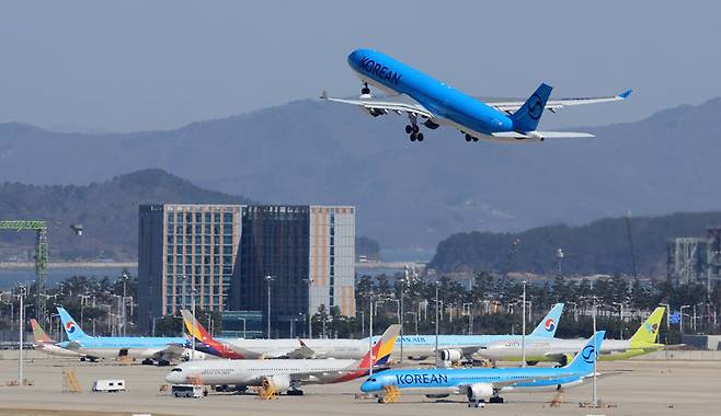 7일 인천국제공항에서 대한항공 항공기가 이륙하고 있다. 대한항공은 중동 지역 공역 제한 확대로 인천~두바이 노선 운항을 다음 달 31일까지 중단한다. 일부 항공사는 고유가에 유류비 부담으로 일부 노선을 비운항하고 있다. 인천=뉴스1