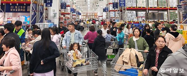 최근 중국 중산층 소비자들 사이에선 미국 월마트 계열의 회원제 창고형 마트로 저렴한 가격보다 품질을 강조하는 샘스클럽이 큰 인기를 끌고 있다. 최근 많은 해외 소비재 기업이 중국에서 철수하거나 사업 규모를 축소하는 것과 달리 샘스클럽은 좋은 품질의 제품 판매를 강조하며 두드러지는 성장세를 보이고 있다. 청명절 연휴 첫날인 4일 베이징 순이구의 샘스클럽 매장은 쇼핑을 하러 온 고객들로 붐볐다. 베이징=김철중 특파원 tnf@donga.com