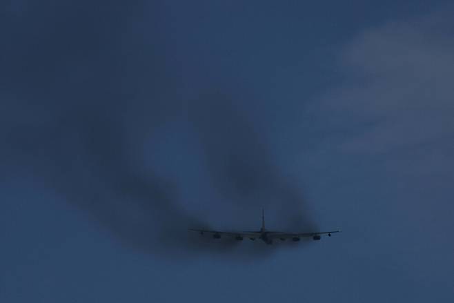 탄약을 탑재한 미 공군(USAF) B-52 스트래토포트리스 폭격기가 미국·이스라엘과 이란 간 충돌 속에서 영국 글로스터셔주 페어퍼드의 RAF 페어퍼드 공군기지에서 이륙하고 있다. 페어퍼드/로이터 연합뉴스