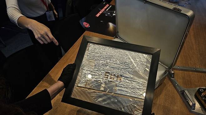 스위스는 1960년대 아폴로 미션에서 베른대가 개발한 태양풍 분석 장치를 달에 먼저 설치하며 ‘사실상 첫 깃발’로 불리는 성과를 남겼다. 베른대 관계자가 실제 1960년대 아폴로 미션 당시 달에서 사용됐던 깃발 형태의 장치 일부를 취재진에게 공개했다. 베른/윤연정 기자