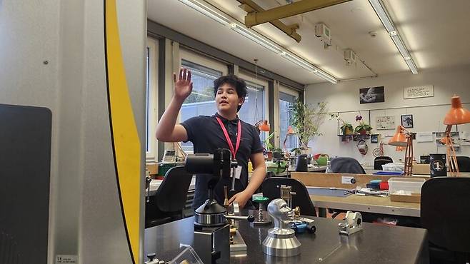 3월25일 베른대학교 우주연구소에서 만난 18살 루카 가우치 견습생이 연구소 내부를 보여주며 설명하고 있다. 앞에는 그와 다른 견습생들이 만든 작품들이다. 베른/윤연정 기자
