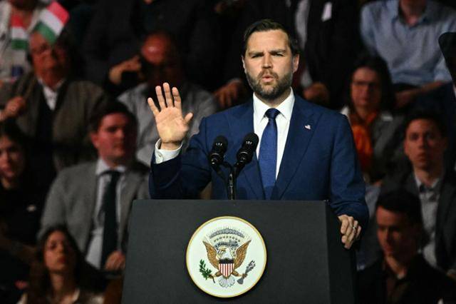 JD 밴스 미국 부통령이 7일 헝가리 부다페스트 MTK 스포츠파크에서 열린 ‘우정의 날(Day of Friendship)’ 행사에서 기자회견에 앞서 손짓하고 있다. 부다페스트=AFP 연합뉴스