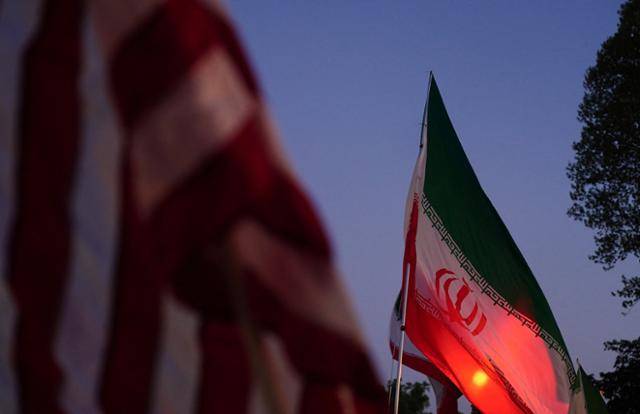 미국 워싱턴 백악관 앞에서 7일 진행된 시위 현장에 성조기와 이란 국기가 나란히 걸려있다. 워싱턴=로이터 연합뉴스