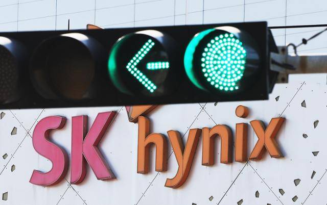 1월 29일 경기 이천시 SK하이닉스 본사 앞 도로 신호등에 초록색 불이 들어와 있다. 연합뉴스
